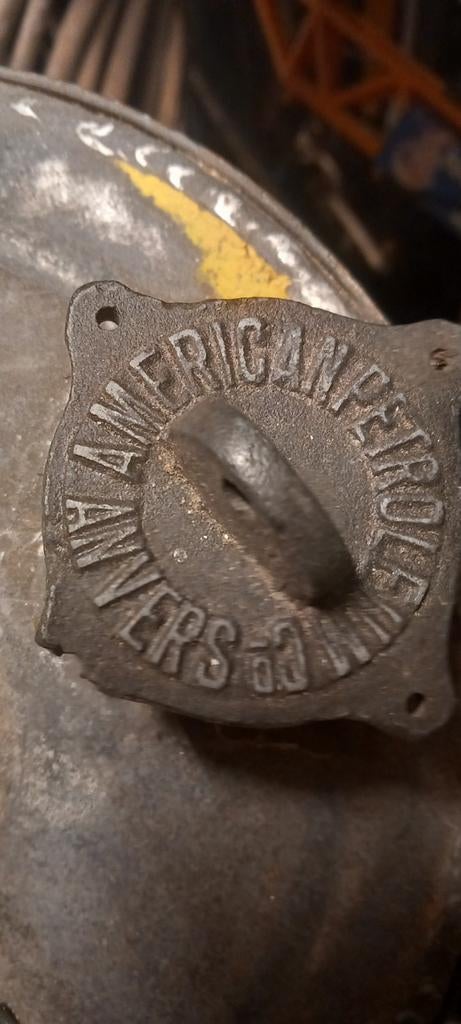 Oude  metalen petrolium of olie vaatjesngeveer 1940 tot 60, Ophalen