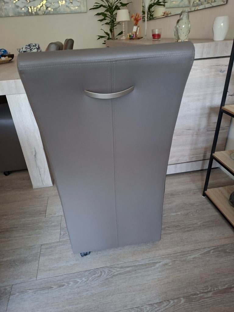 Zes stoelen te koop voor in de eetkamer, Ophalen