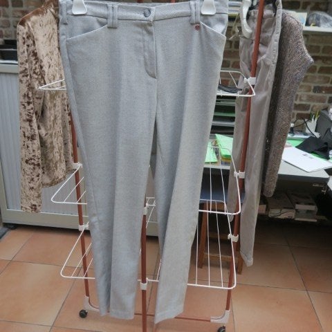 Broek lichtgrijs motief Claudia Straight Toni Dress mt 40, Kleding | Dames, Broeken en Pantalons, Maat 38/40 (M), Nieuw, Ophalen of Verzenden
