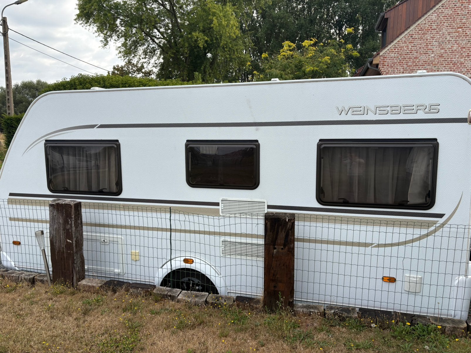 Weinsberg Cara One 450 FU, 4 à 5 mètres, Particulier, Siège standard, Lit transversal