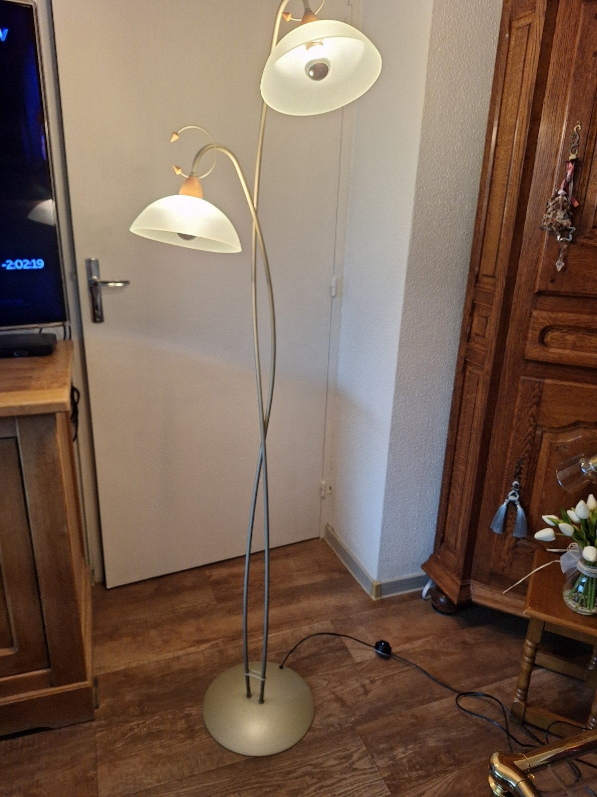 Très jolie lampe sur pied, globes opaline à enlever à Mons., Maison & Meubles, Verre, Comme neuf, Enlèvement, 100 à 150 cm