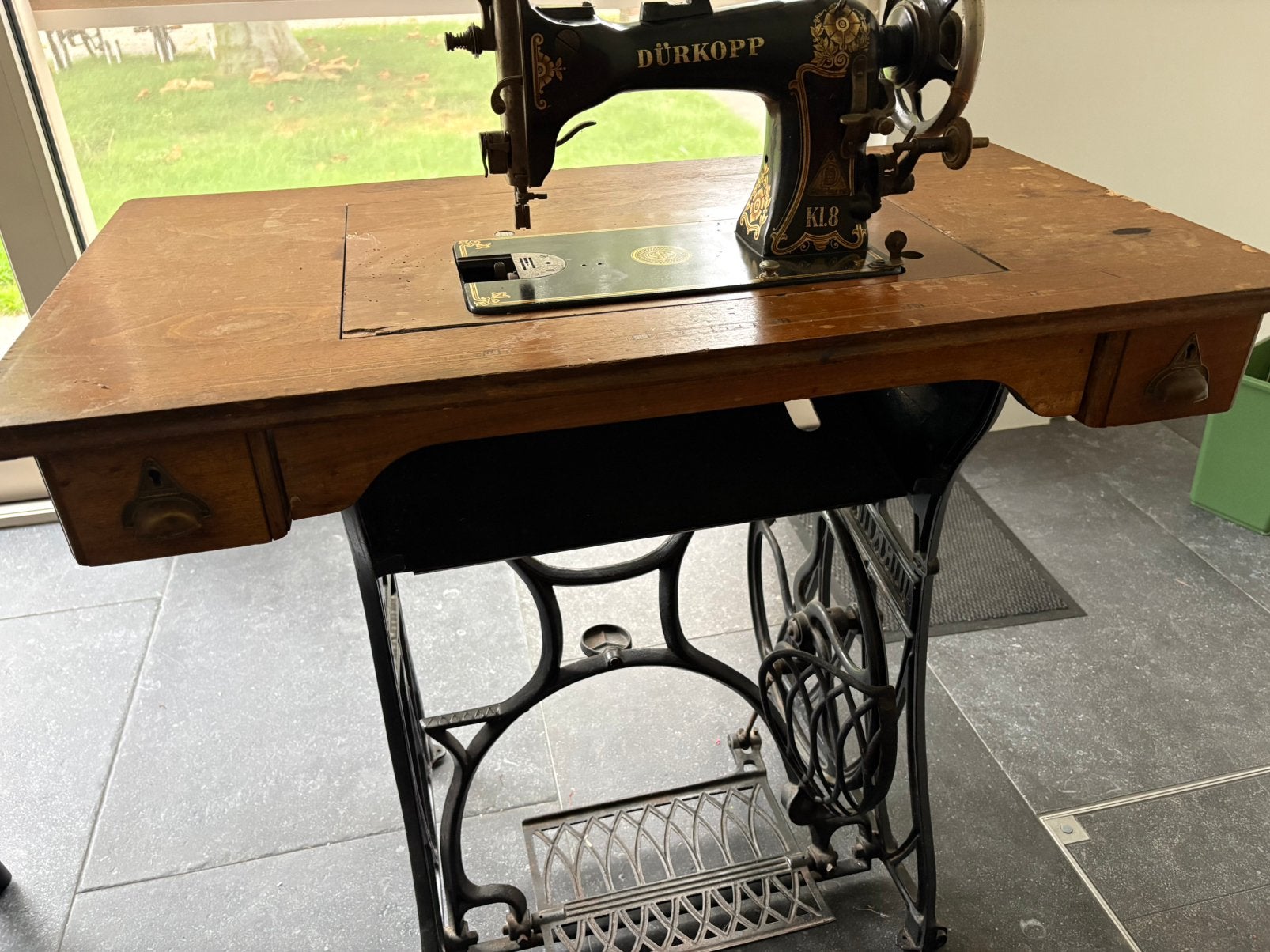 Antieke Dürkopp K1.8 naaimachine in originele naaitafel, Enlèvement