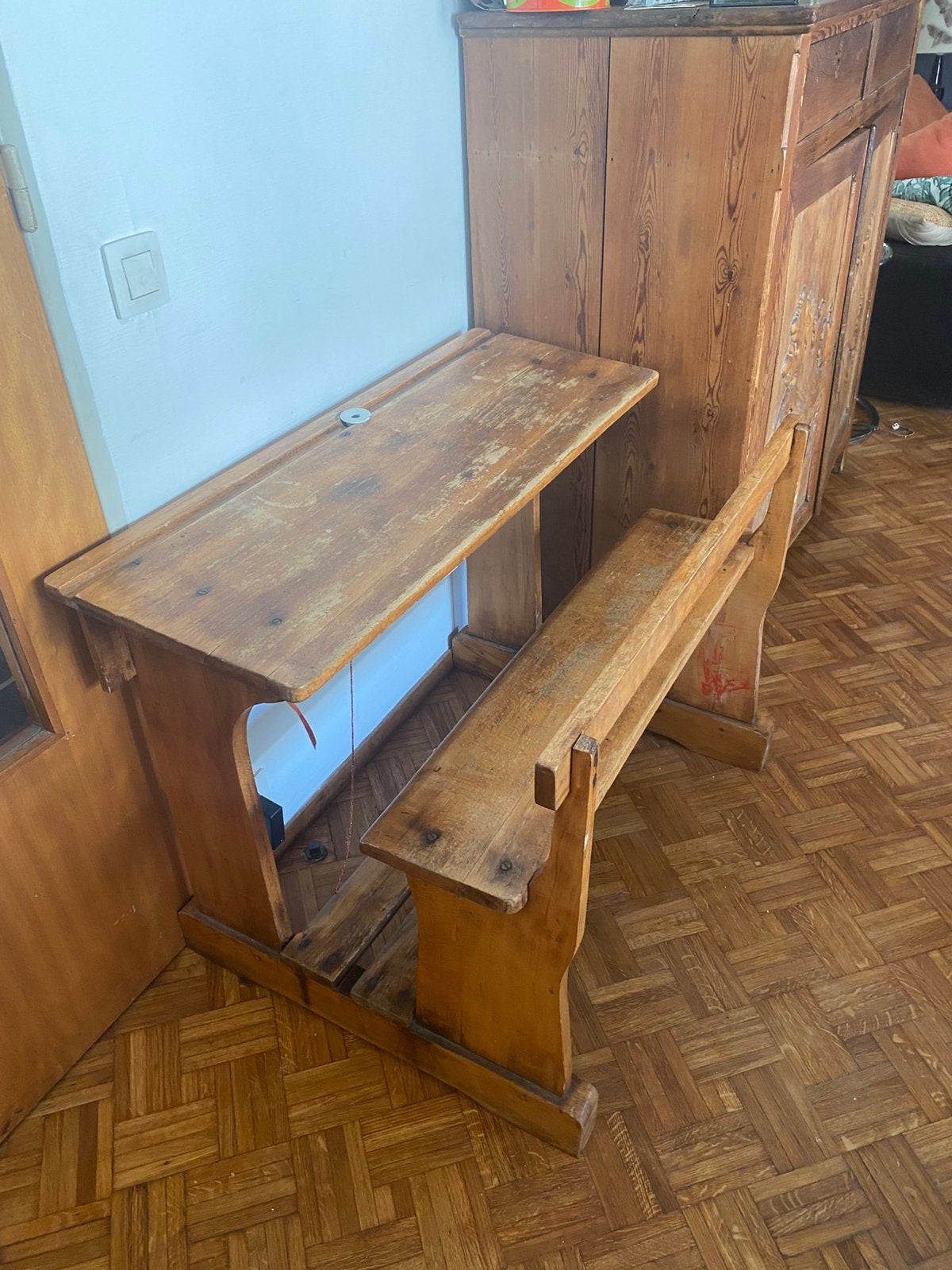 Bureau ancien pour enfants, Enlèvement