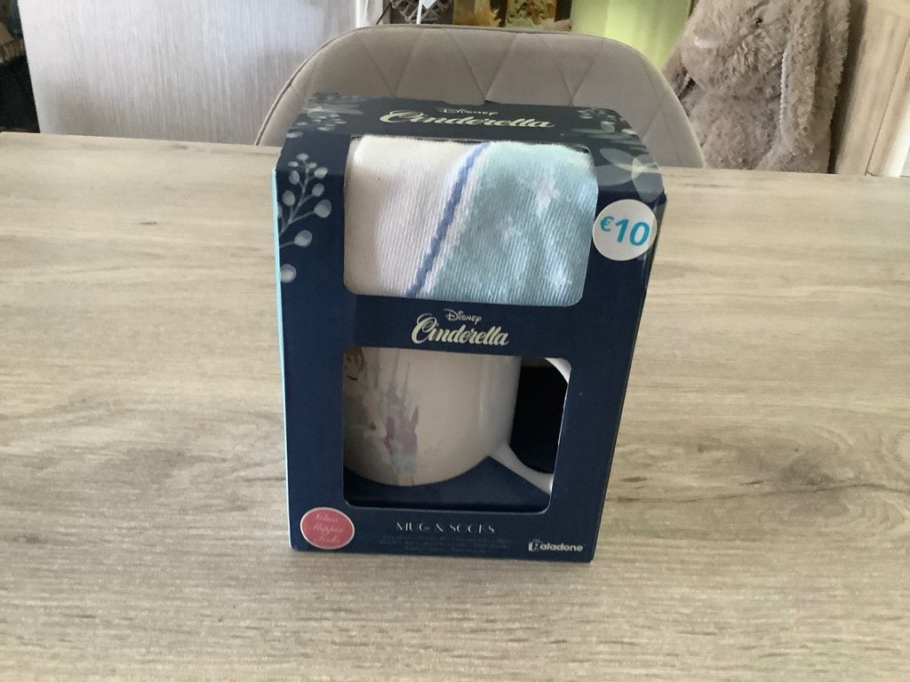Disney Cinderella Mug & Socks (Nieuw), Verzamelen, Disney, Ophalen of Verzenden, Assepoester of Belle, Nieuw, Servies