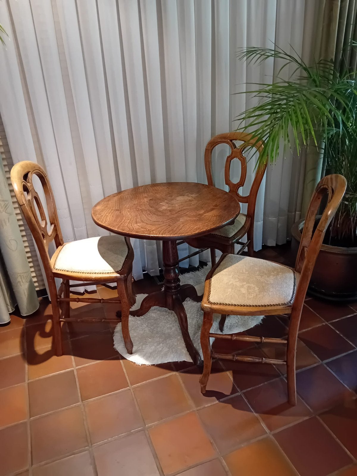 Antiek wijntafeltje met bijhorende stoelen, Ophalen, Gebruikt
