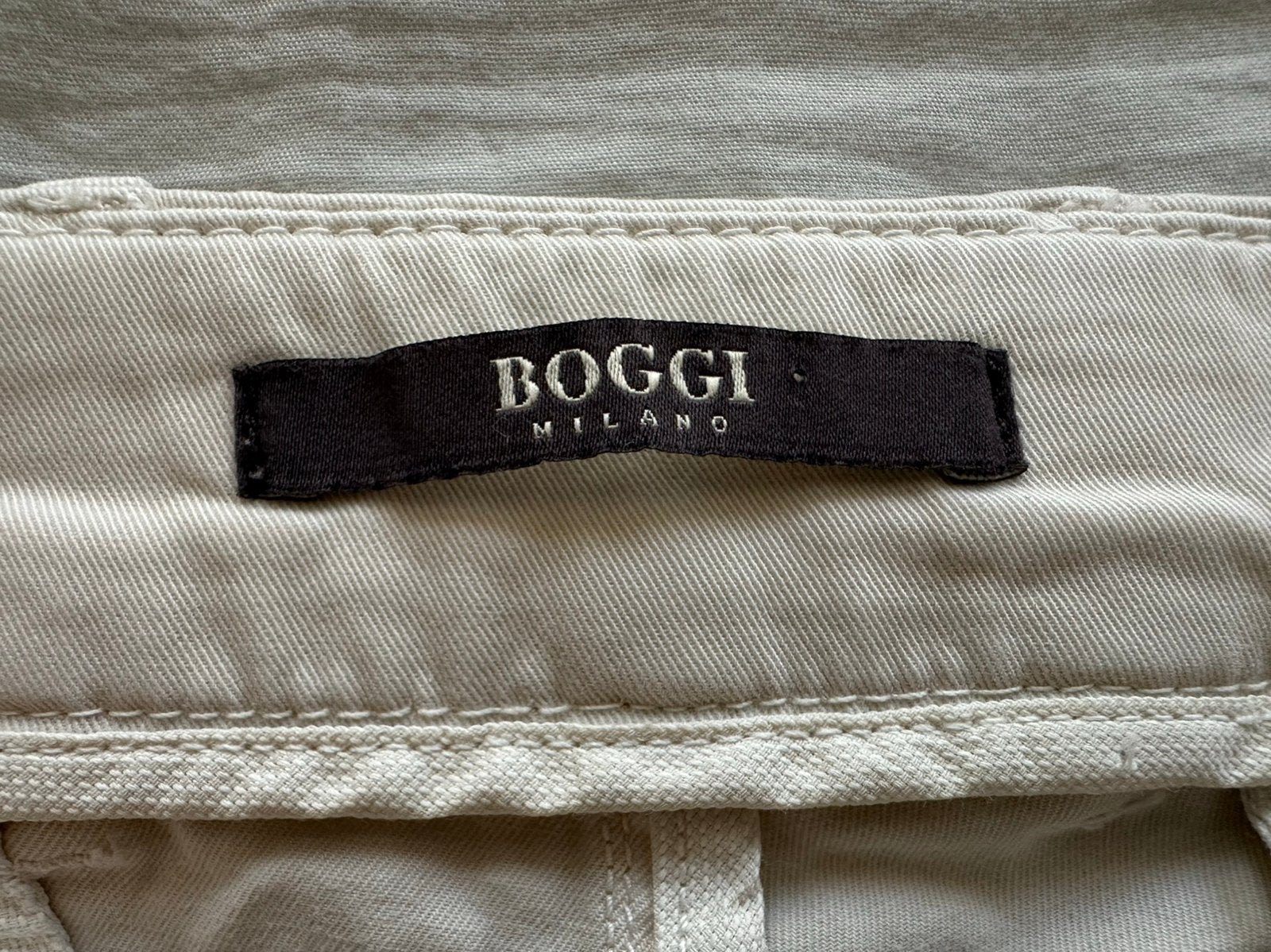 Exclusieve kostuumbroek Boggi in nieuwstaat, Ophalen of Verzenden, Zo goed als nieuw, Maat 46 (S) of kleiner, Beige