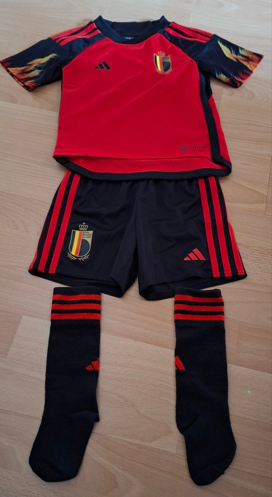 Voetvaltenue adidas, Enfants & Bébés, Vêtements enfant | Taille 98, Adidas, Garçon ou Fille, Ensemble, Comme neuf