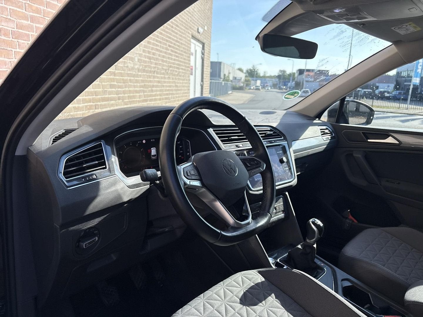 Volkswagen Tiguan 1.5 TSI Life Business | € 13.900,- NETTO!, Auto's, Volkswagen, Zwart, Zwart, Bedrijf, Handgeschakeld