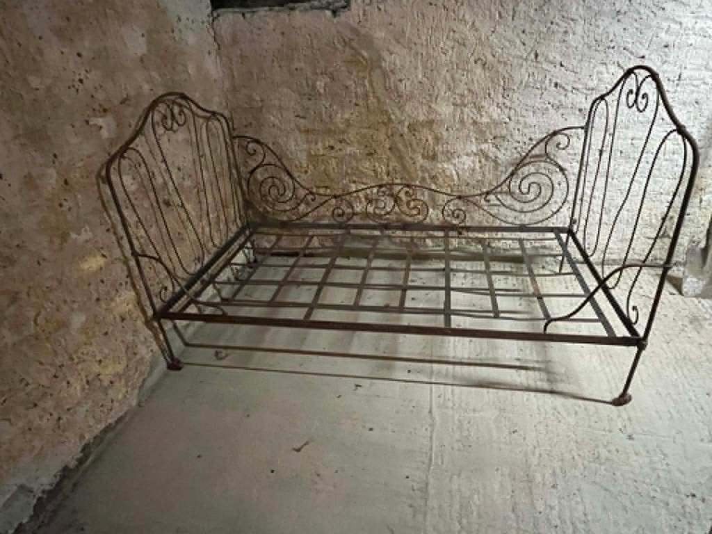 Lit ancien - vintage à  restaurer, Enlèvement
