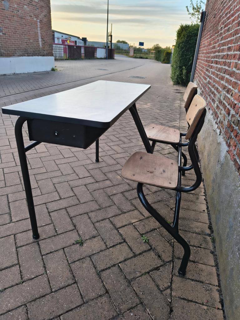 Dubbel bureau voor kinderen, Ophalen