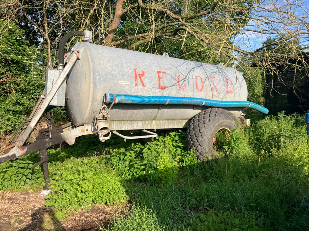 Mesttank, Zakelijke goederen, Ophalen