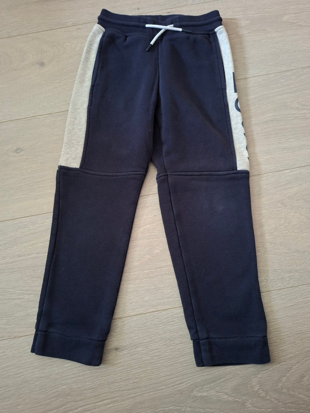 pantalon d'entraînement Hugo Boss M128, Pantalon, Garçon, Enlèvement ou Envoi, Utilisé