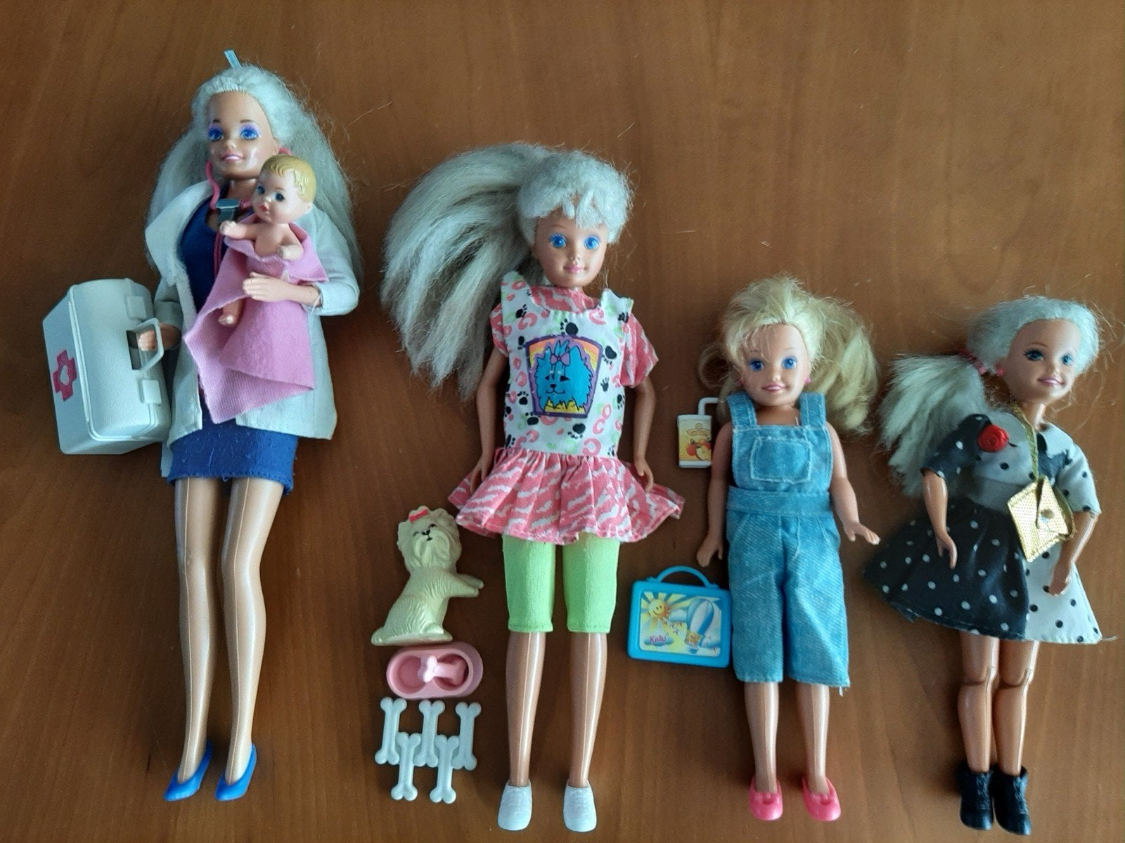 Vier Barbies groot en klein ., Ophalen of Verzenden, Barbie