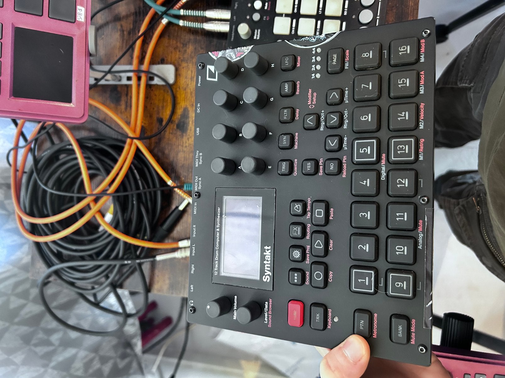 Elektron syntakt, Enlèvement, Utilisé