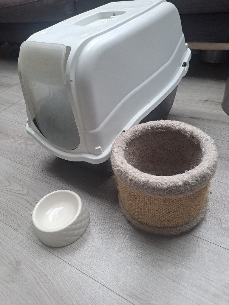 Kattenbak met spullen, Ophalen, Gebruikt, Gesloten
