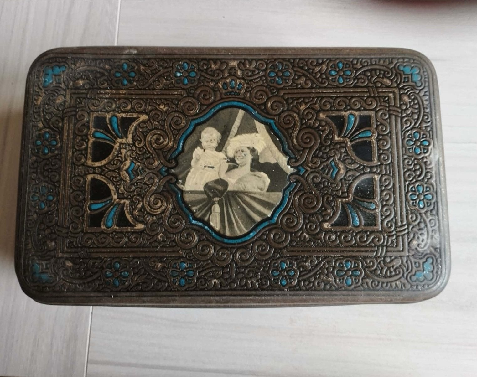 ancienne boîte reine Astrid et le prince Baudouin belge, Enlèvement