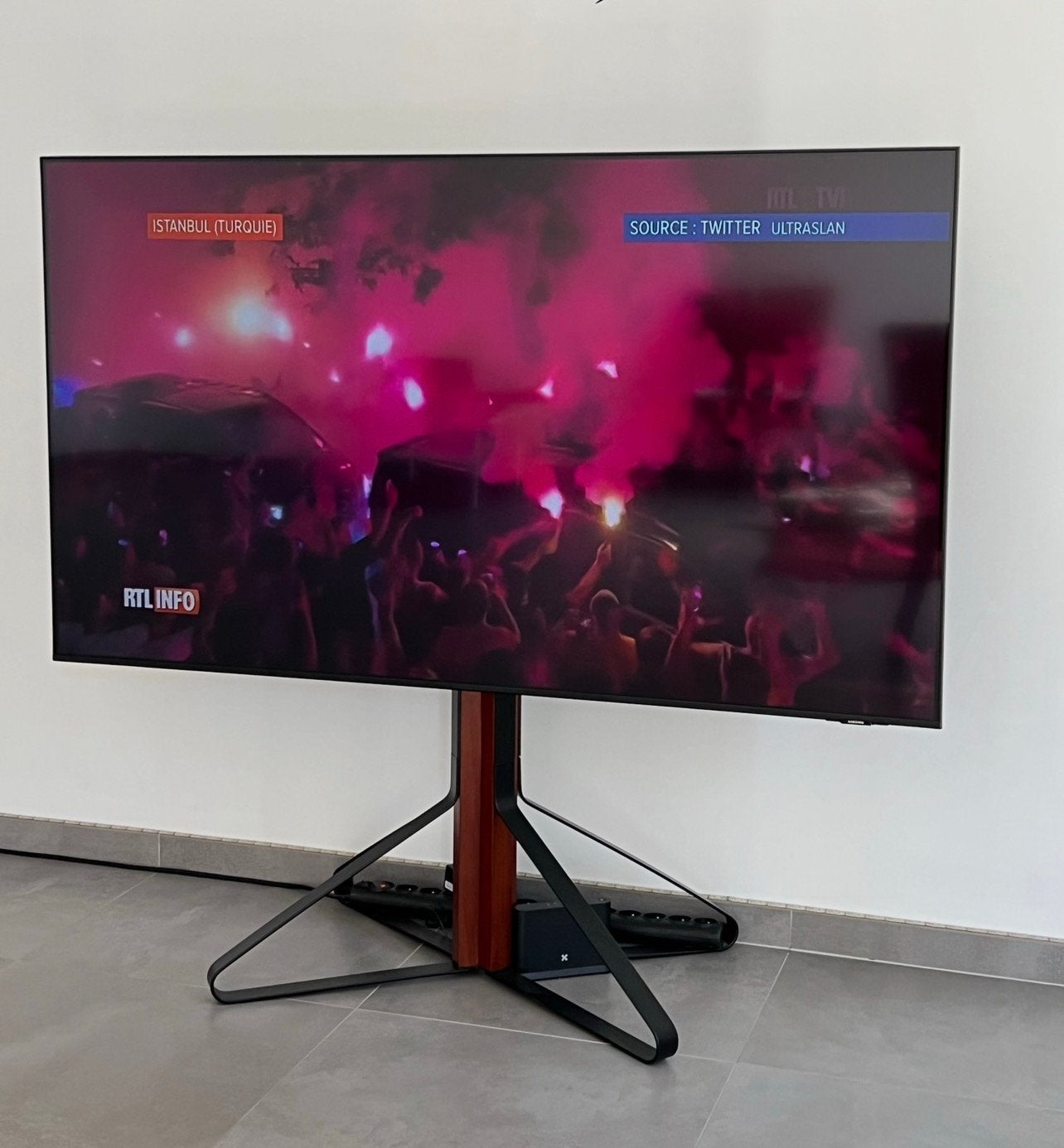 Trepied tv, TV, Hi-fi & Vidéo, Support de télévision, Comme neuf, Enlèvement