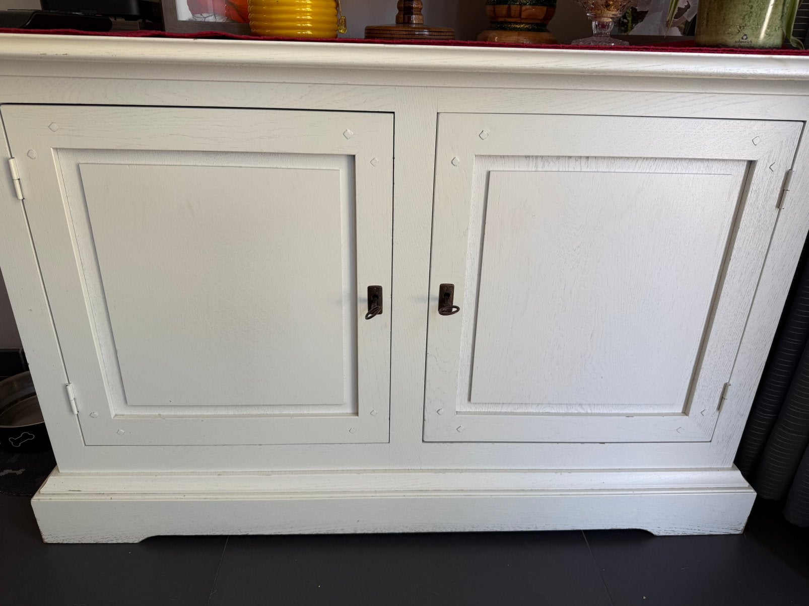 Massieve kast/tafel en stoelen, Huis en Inrichting, Ophalen, Gebruikt, Met plank(en)