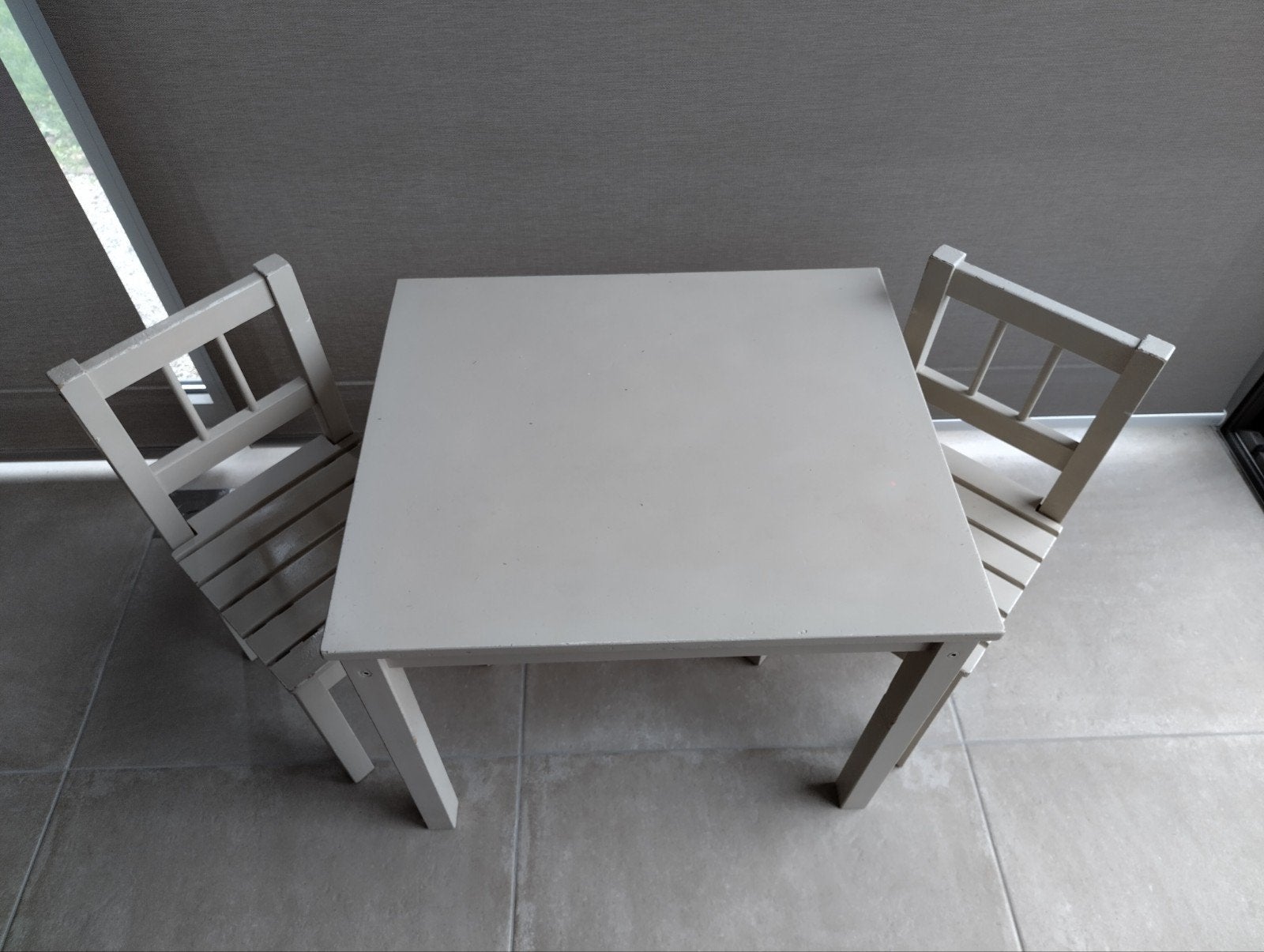 Beige houten speeltafel + 2 stoelen, Kinderen en Baby's, Ophalen, Gebruikt, Tafel(s) en Stoel(en)