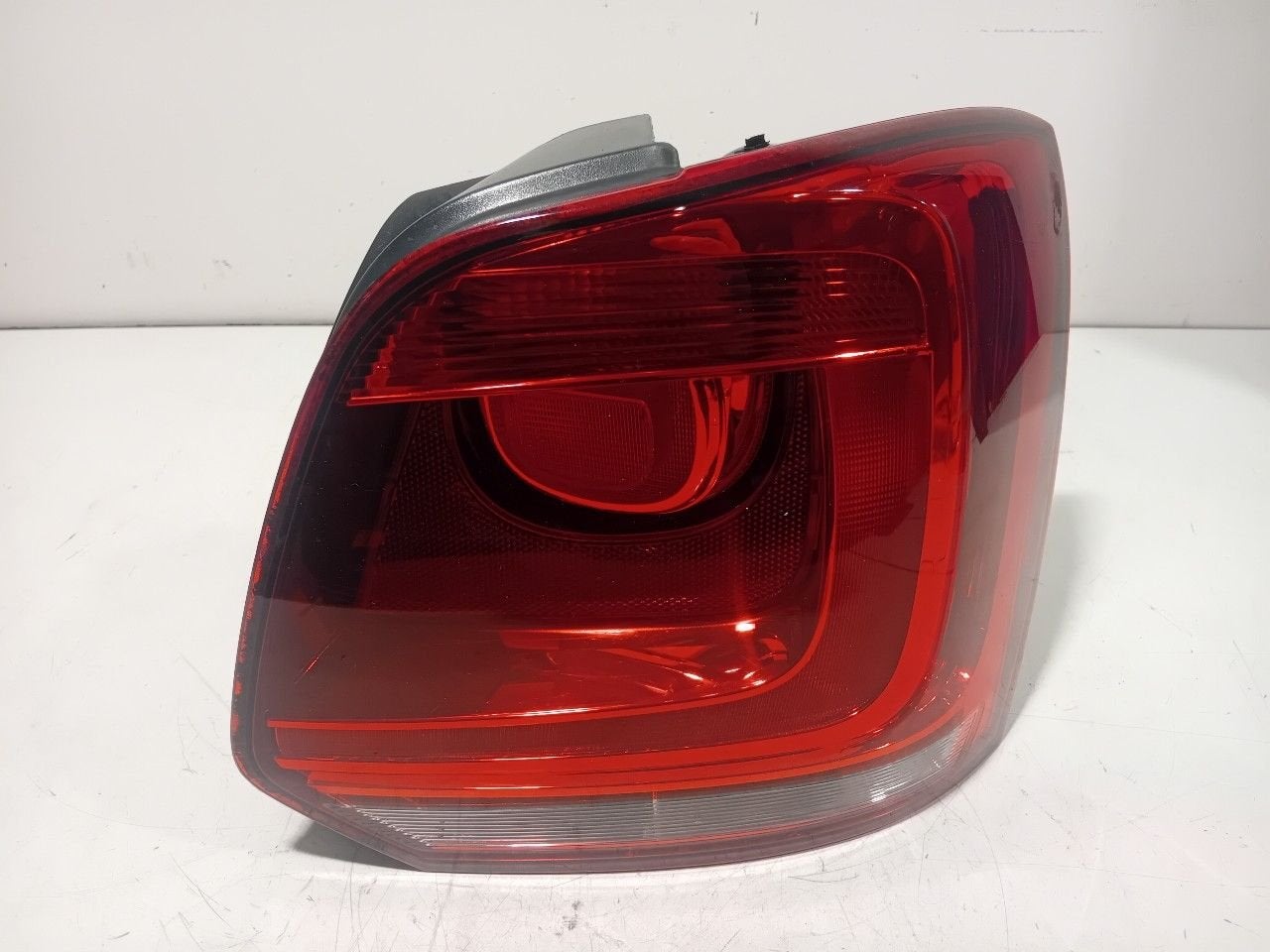 Achterlicht carrosserie rechts Volkswagen Polo, Onderdelen@venauto.nl, Van der Ven Autorecycling B.V., Gebruikt, Ettenseweg 76, 4706 PB Roosendaal, The Netherlands