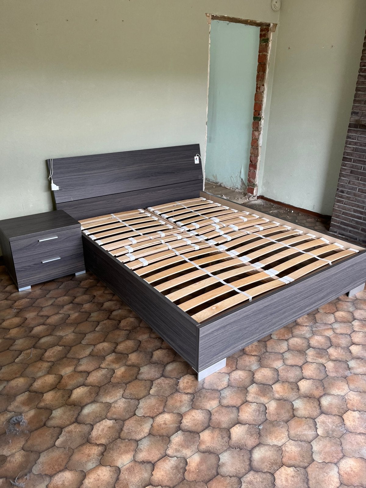 Bed 1,6 meter breed, nachtkastje en lattebodems, Ophalen, Gebruikt