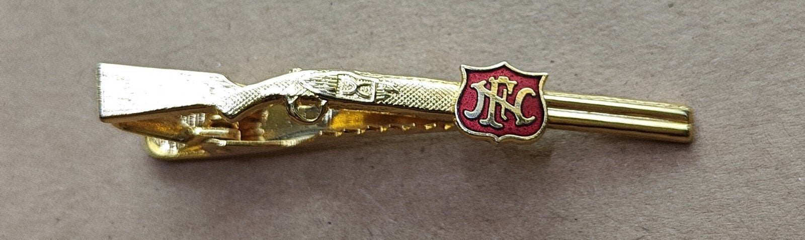 Pince à cravate rare FN Herstal dorée, Enlèvement ou Envoi, Emblème ou Badge