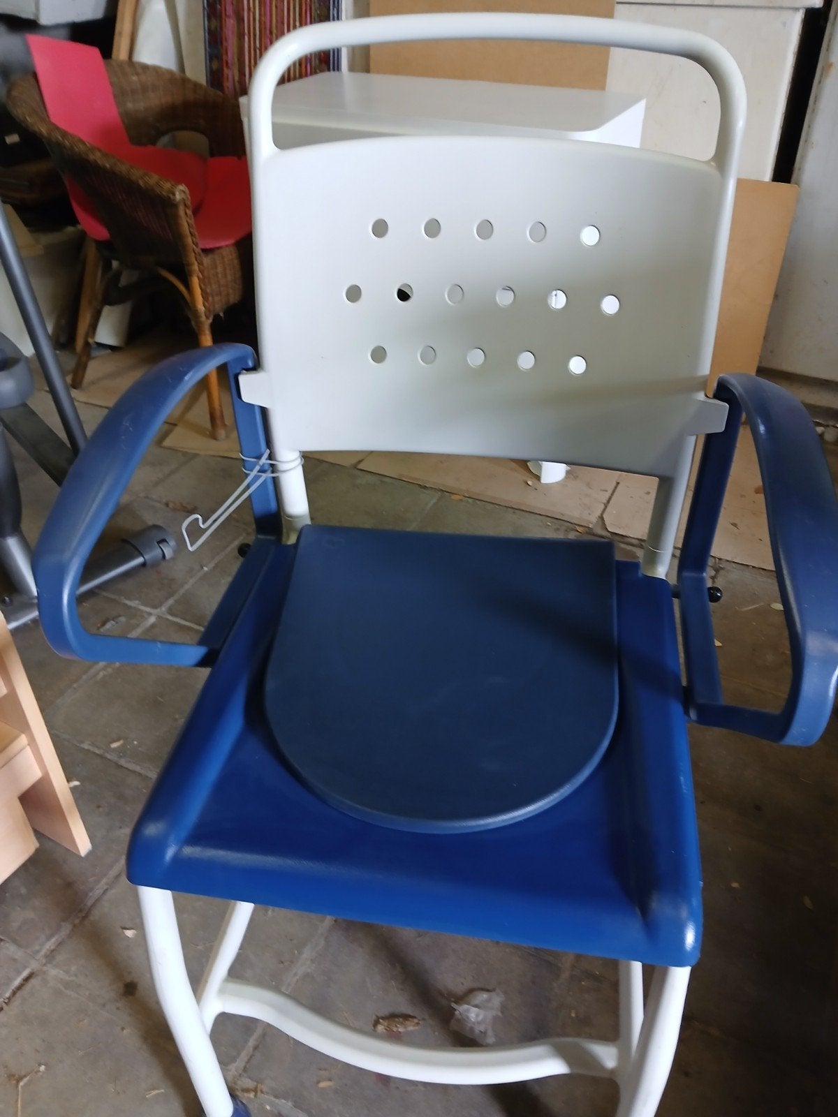 Chaise percée et réhausseur, Divers