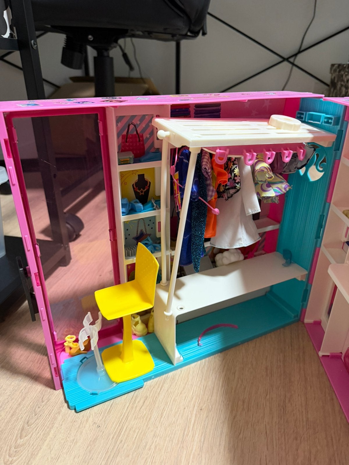 Barbie en LOL poppen en barbiekleedkast, Ophalen, Zo goed als nieuw, Barbie