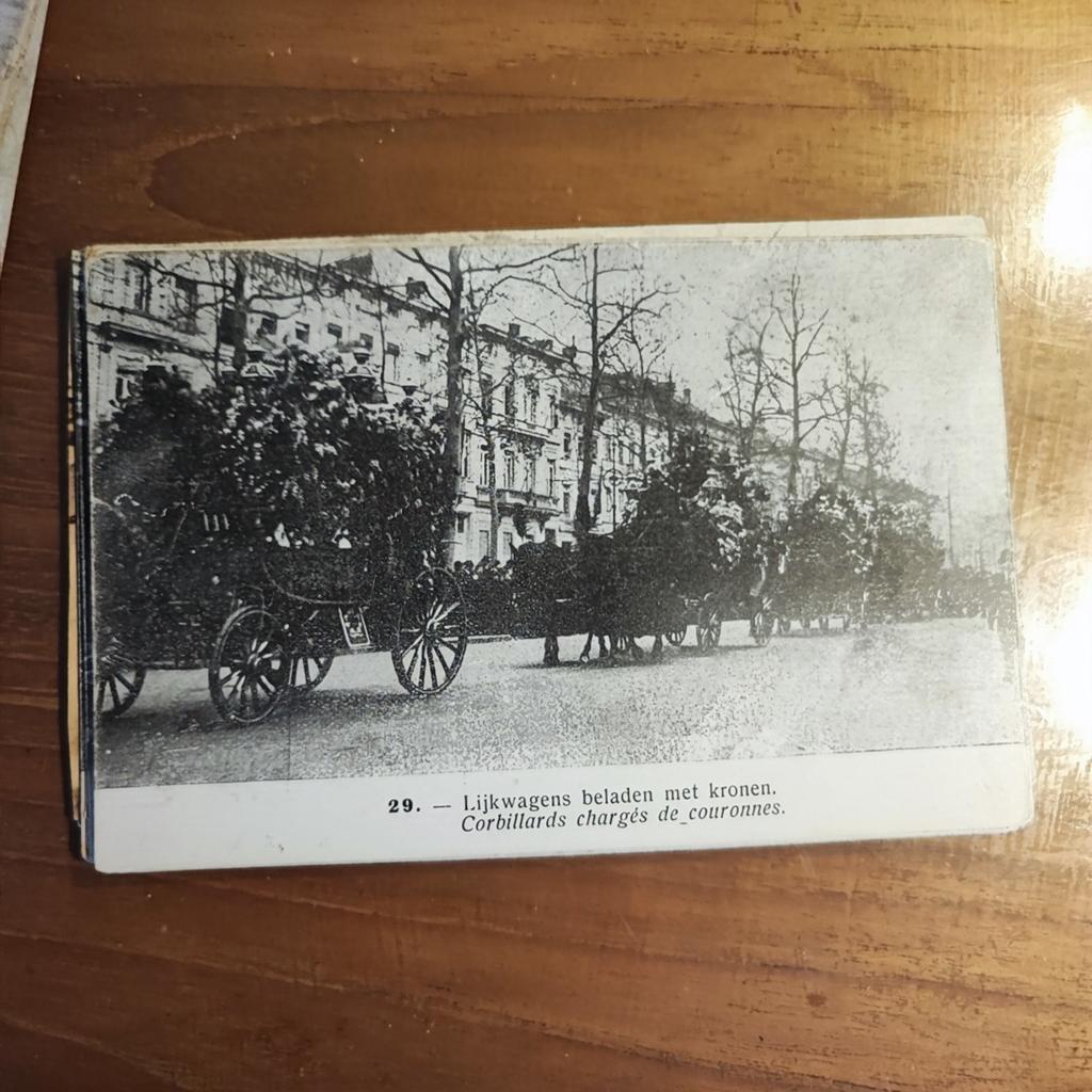 Lijkwagens beladen met kronen, Ophalen of Verzenden