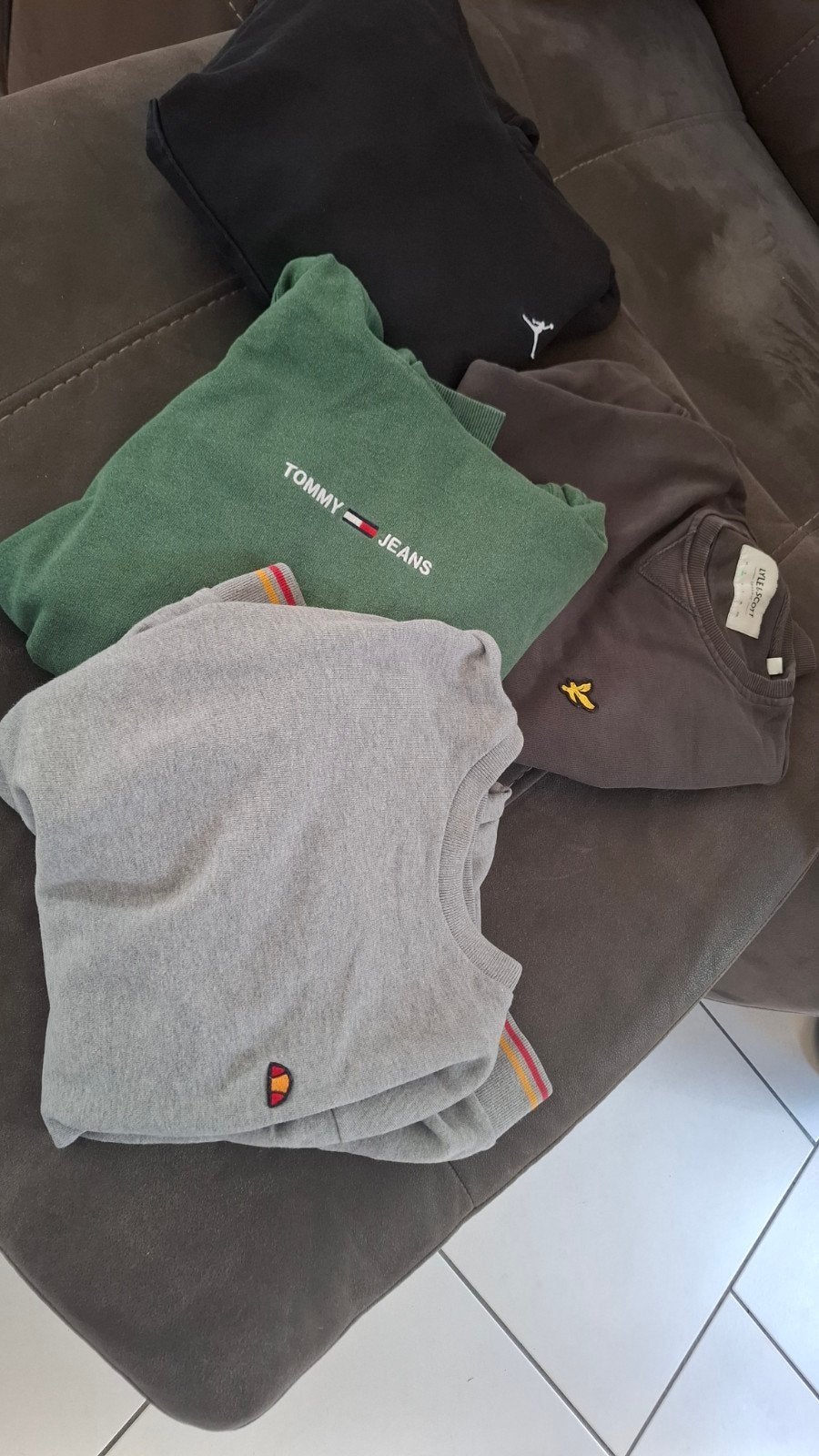 Magnifique lot de 4 pulls à vendre