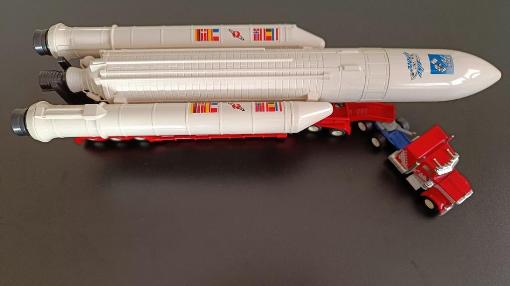 Siku Super series Peterbilt Arian raket transporter 1:55, Ophalen of Verzenden, Zo goed als nieuw, Bus of Vrachtwagen, Overige merken