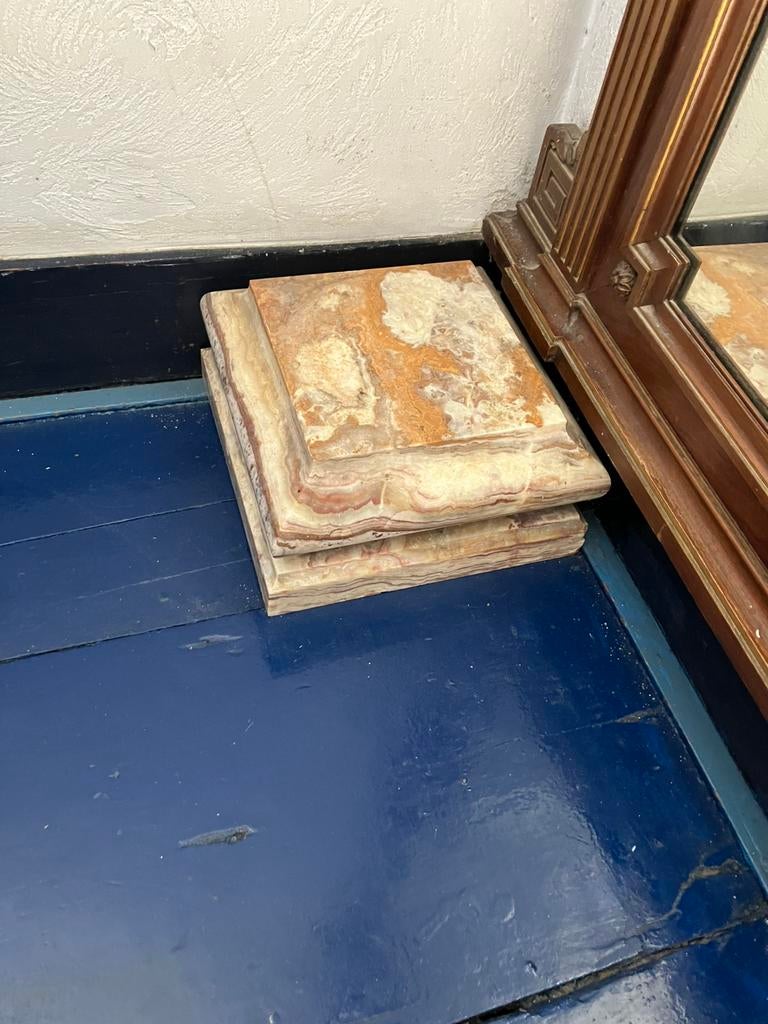 Socle en marbre, Enlèvement