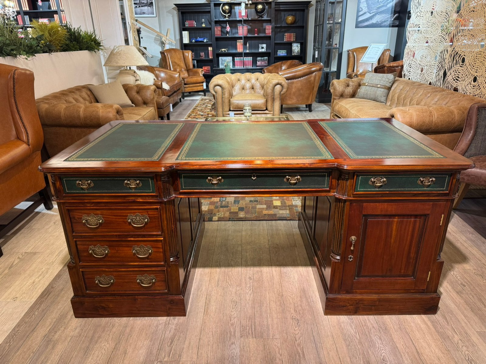 Klassiek Engelse XL chesterfield bureau Mahonie hout Groen, Groen, Hout, Nieuw, Ophalen of Verzenden