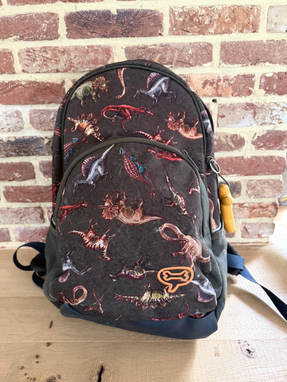 Stones and Bones rugzak Aspen Dinosaurs Khaki, Handtassen en Accessoires, Tassen | Schooltassen, Overige kleuren, Verzenden, Aktetas of Boekentas