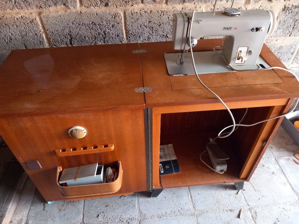 DRINGEND WEG Pfaff 90 naaimachine ingebouwd in meubelkast., Enlèvement