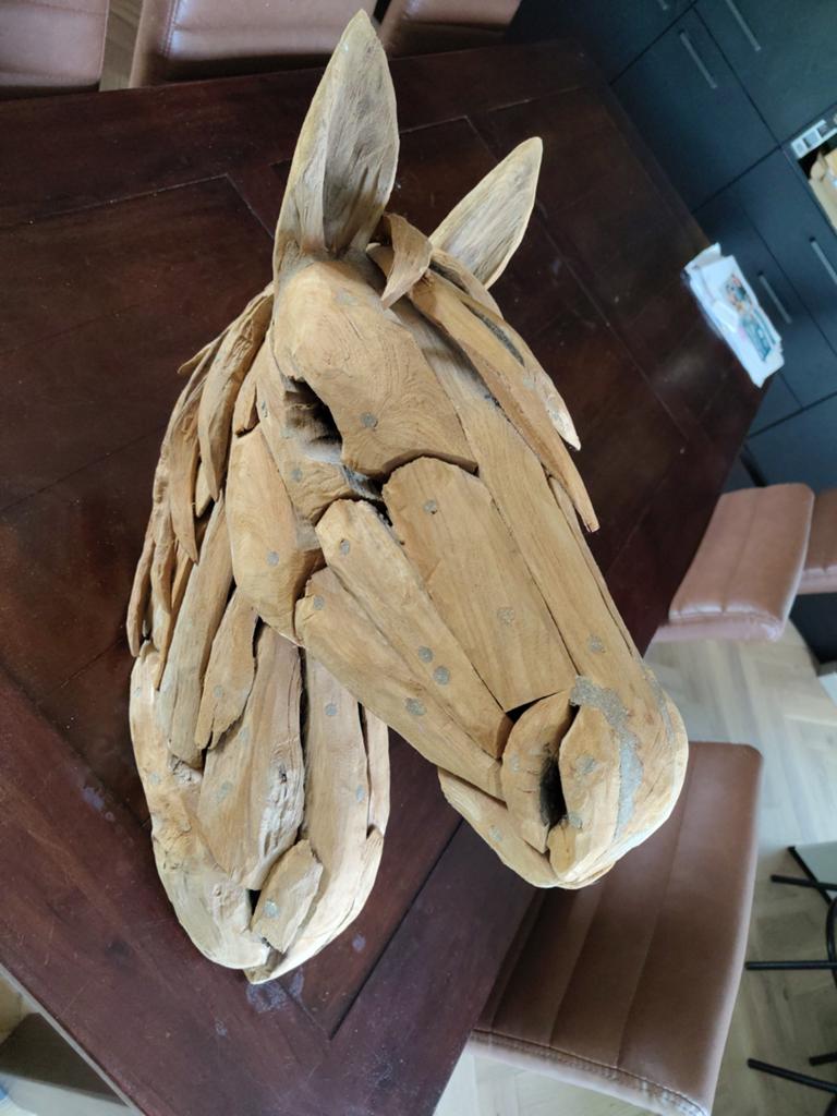 Houten paardenhoofd muurdecoratie, Ophalen