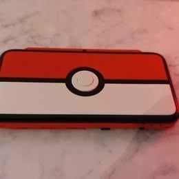 New Nintendo 2DS XL Édition Pokéball, Games en Spelcomputers, Spelcomputers | Nintendo 2DS en 3DS, Ophalen of Verzenden, Gebruikt