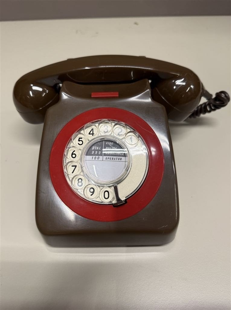 Vintage telefoon 746 Yeoman bruin en rood - Draaischijf tele, Télécoms, Téléphones fixes | Filaires, Enlèvement ou Envoi, Comme neuf