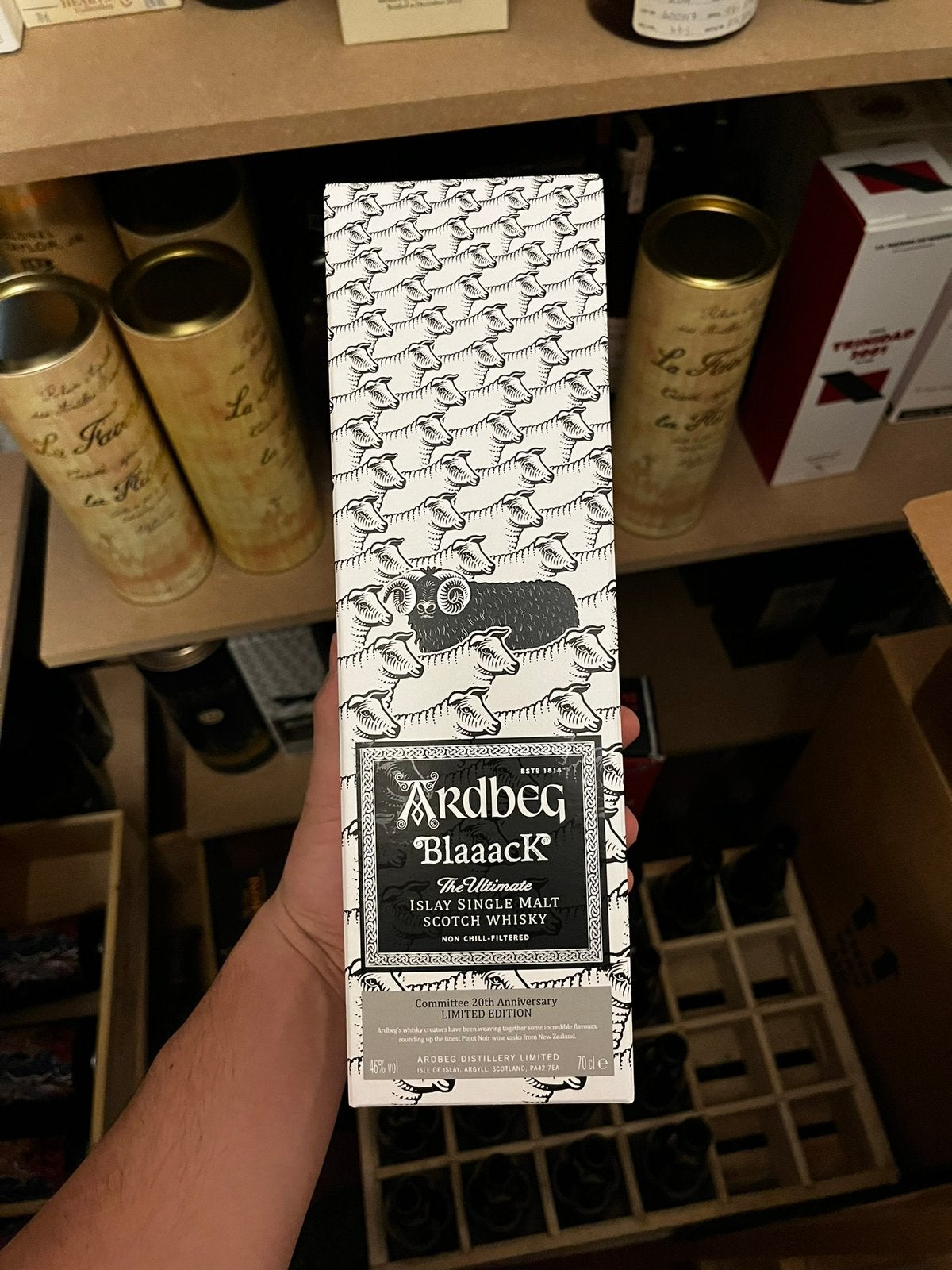 Ardbeg Blaaack Edition 20th anniversary, Huis en Inrichting, Woonaccessoires | Wijnrekken, Ophalen, Zo goed als nieuw