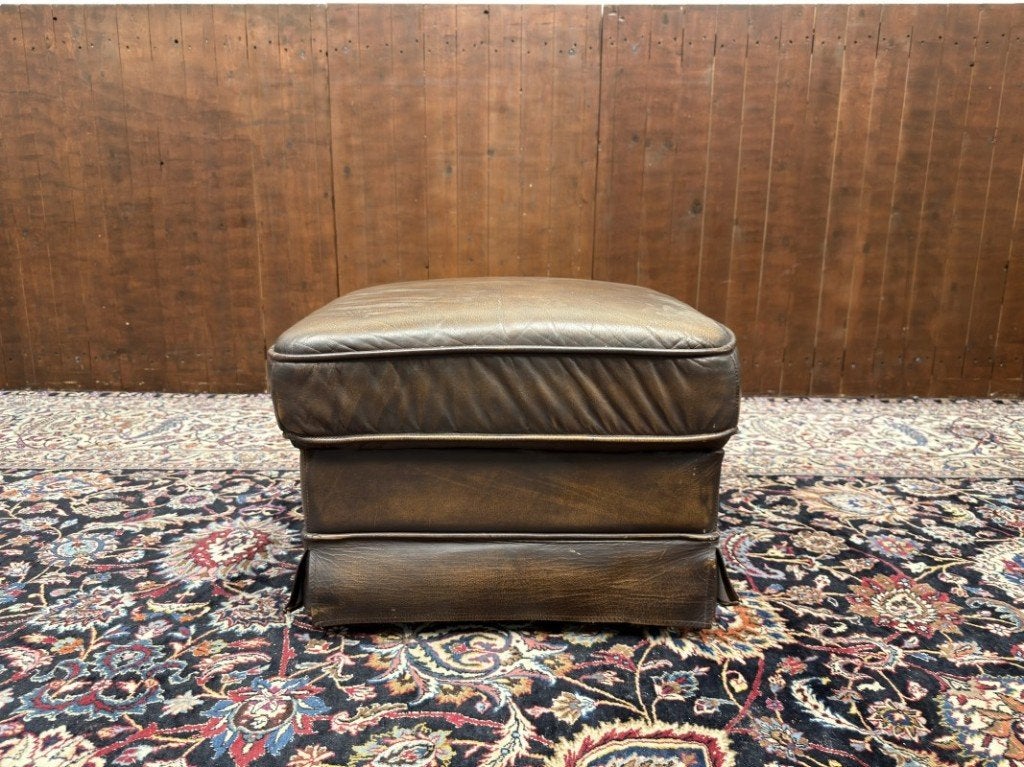 Engelse Chesterfield Hocker Poef, Antiquités & Art, Antiquités | Bureau & Affaires, Enlèvement