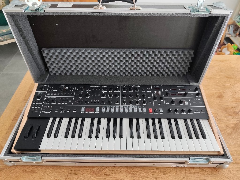Á VENDRE : Sequential Trigon 6 + Flight Case, Musique & Instruments, Synthétiseurs, Comme neuf, 49 touches, Avec valise ou flightcase
