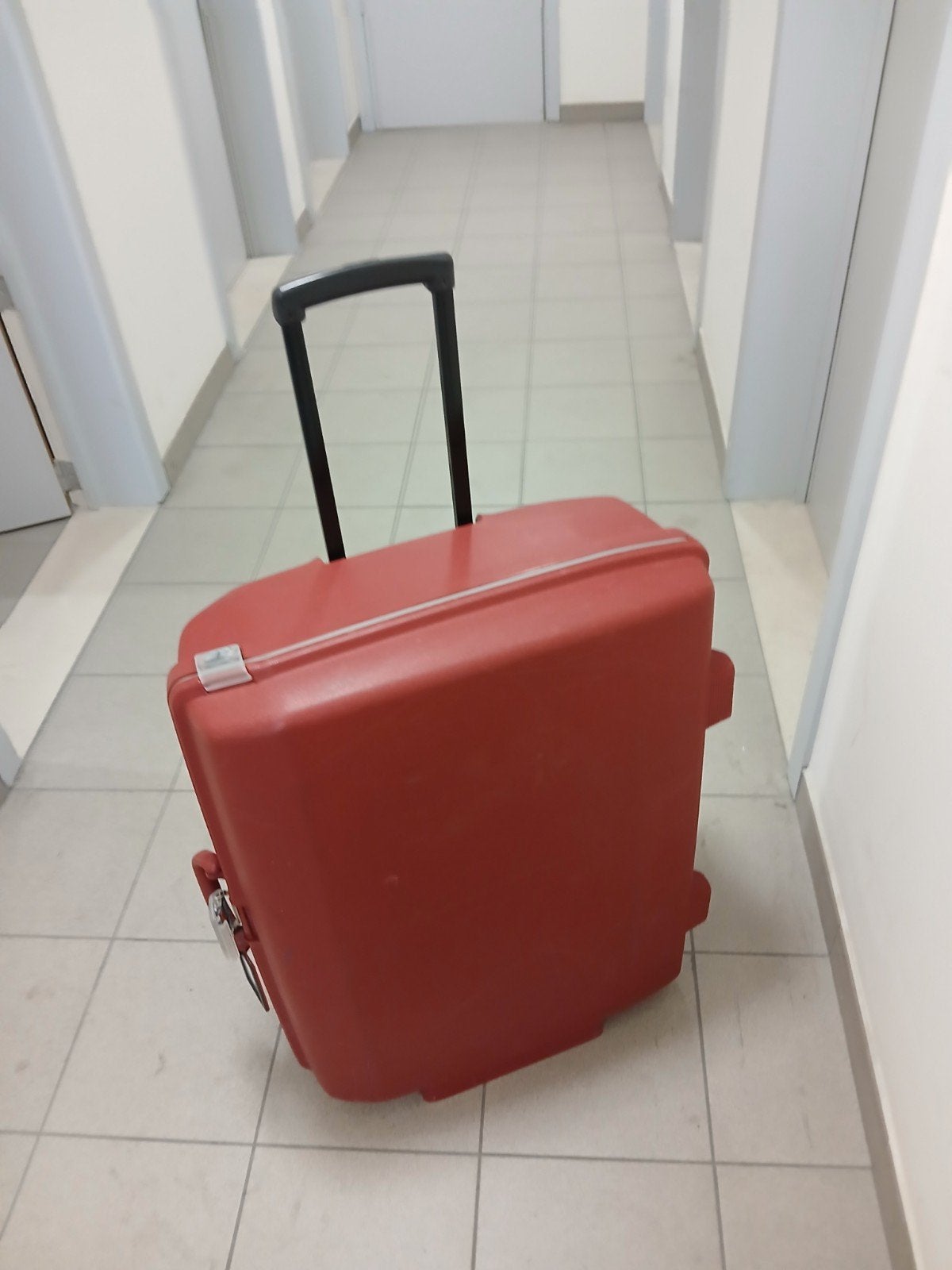 Valise de voyage/valise en plastique durable sur roulettes, Enlèvement, Comme neuf, 60 à 70 cm, Roulettes