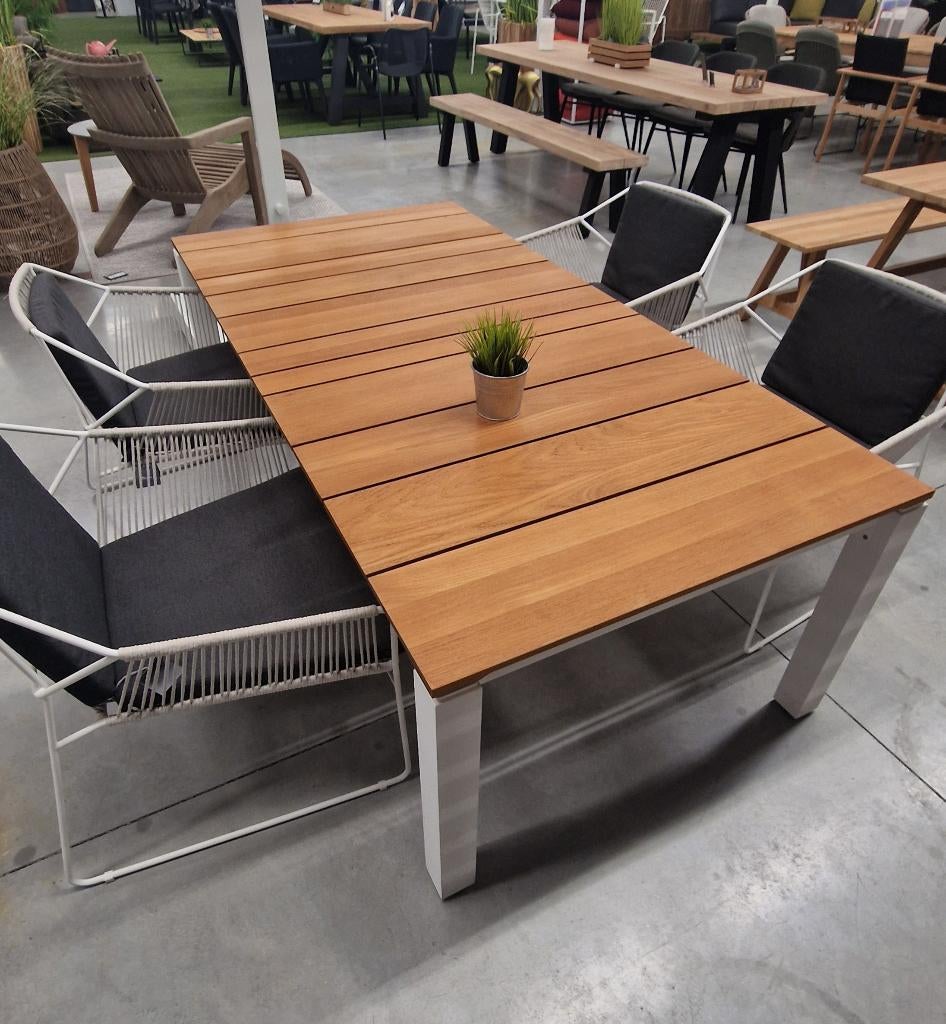 Oasiq low dining table 200 cm – showroomkorting -70%, Ophalen, 4 zitplaatsen, Tuinset, Eettafel