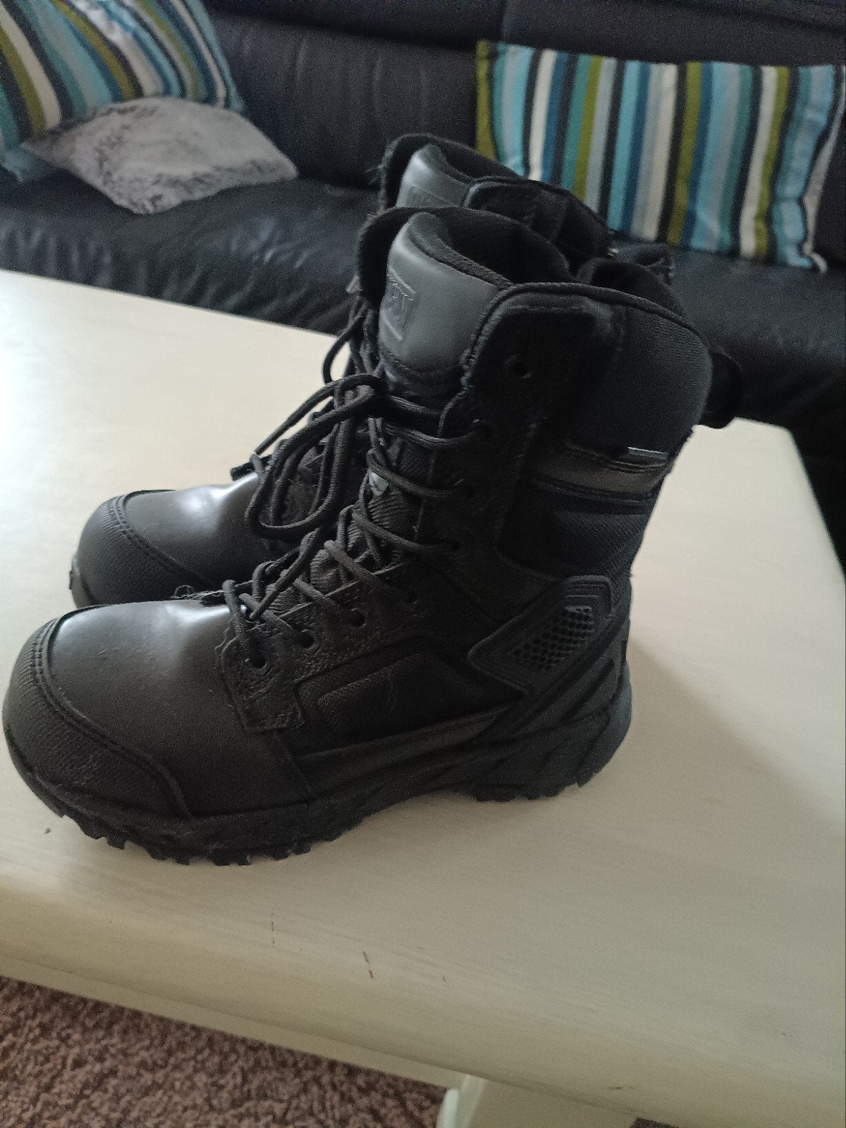 Magnum boots, Enlèvement