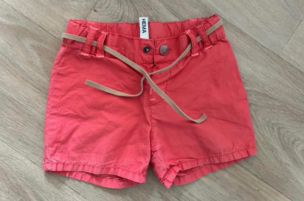 Rood shortje - mt 86 - Hema, Enfants & Bébés, Vêtements de bébé | Taille 86, Enlèvement ou Envoi, Utilisé, Fille, Pantalon