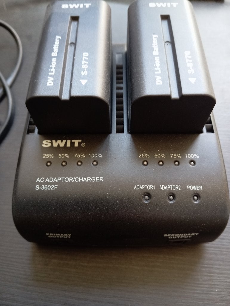 SWIT S-3602F oplader + 3 SWIT S-8770 accu's, Ophalen, Gebruikt, Overige merken, Accu