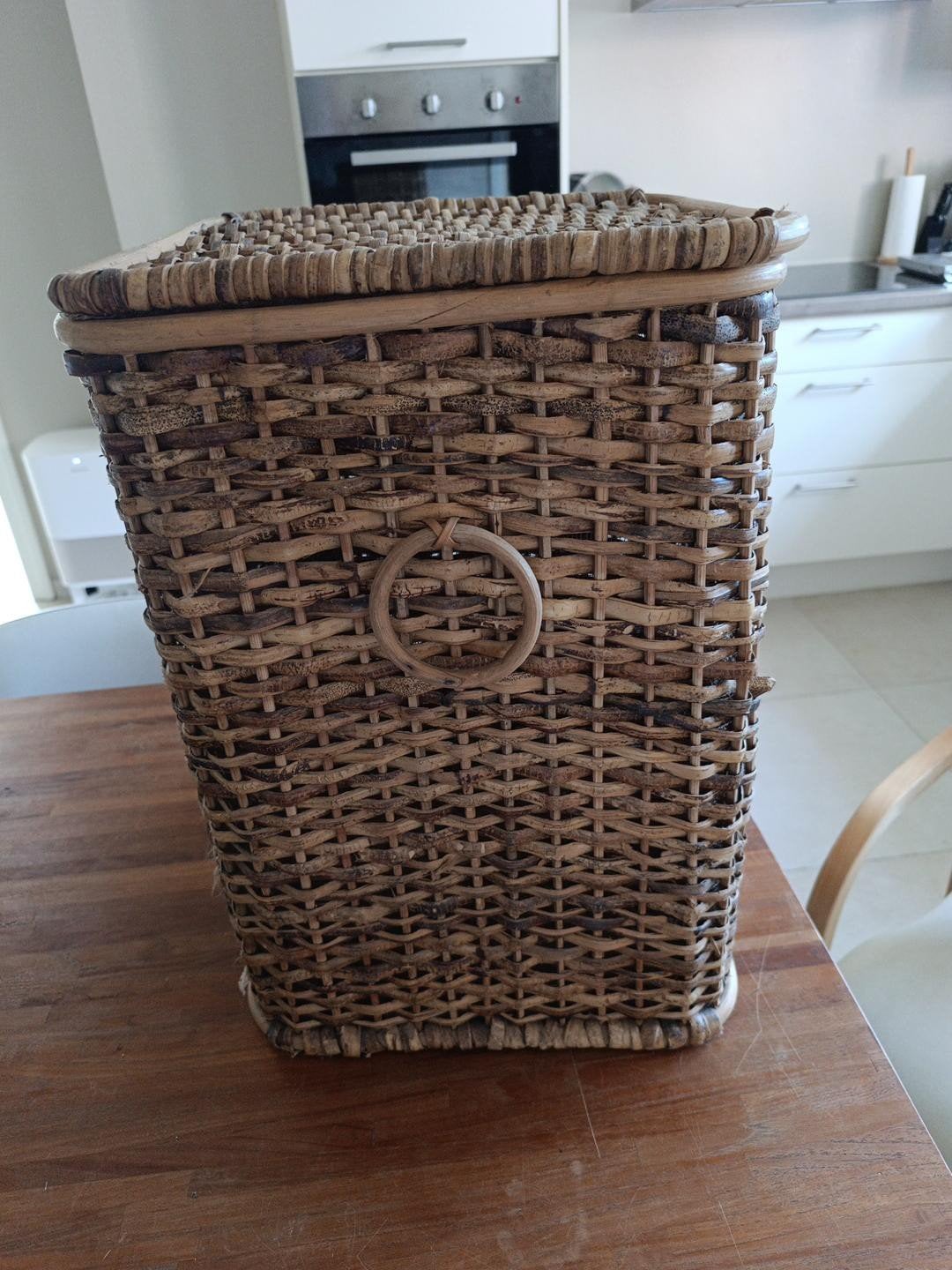 Rieten wasmand / opbergmand met deksel, Enlèvement, Panier, Avec couvercle