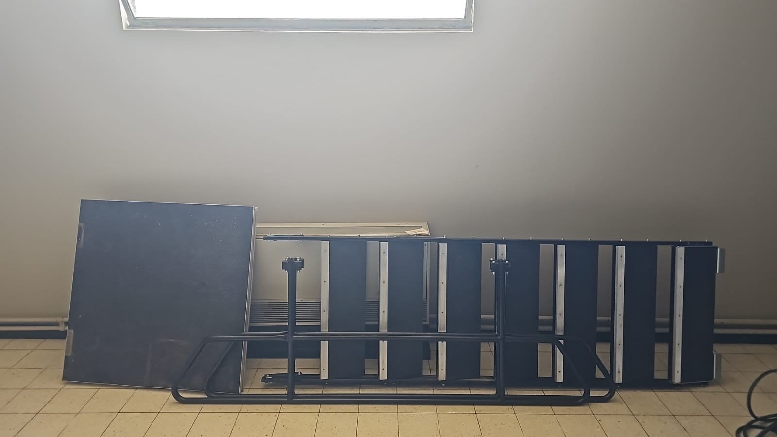 metalen trap met leuning en platform, Ophalen, Trap