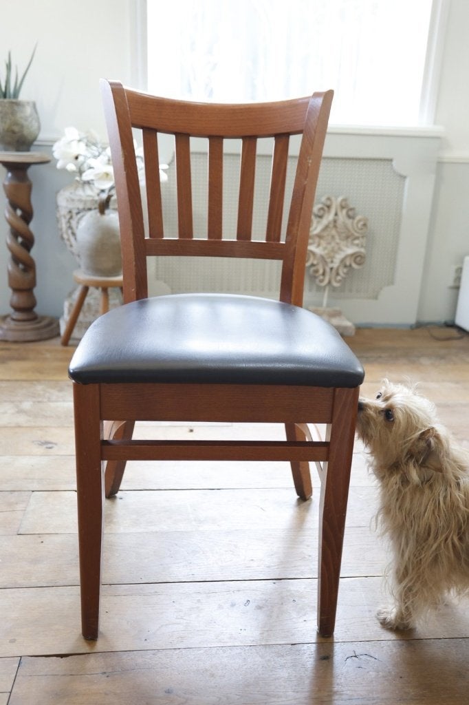 Vintage houten eetkamerstoel - donkerbruin kunstleer, Antiek en Kunst, Ophalen