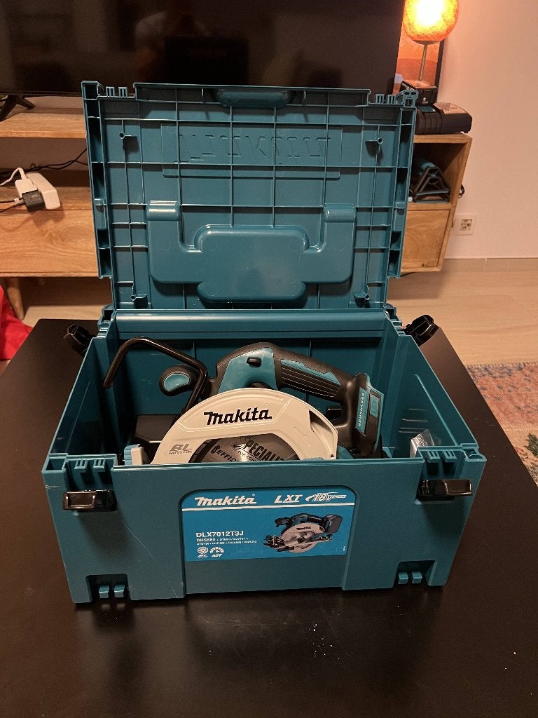 Makita DHS680 – Scie circulaire 18 V, Neuf, 600 à 1200 watts, Enlèvement ou Envoi, 30 à 70 mm